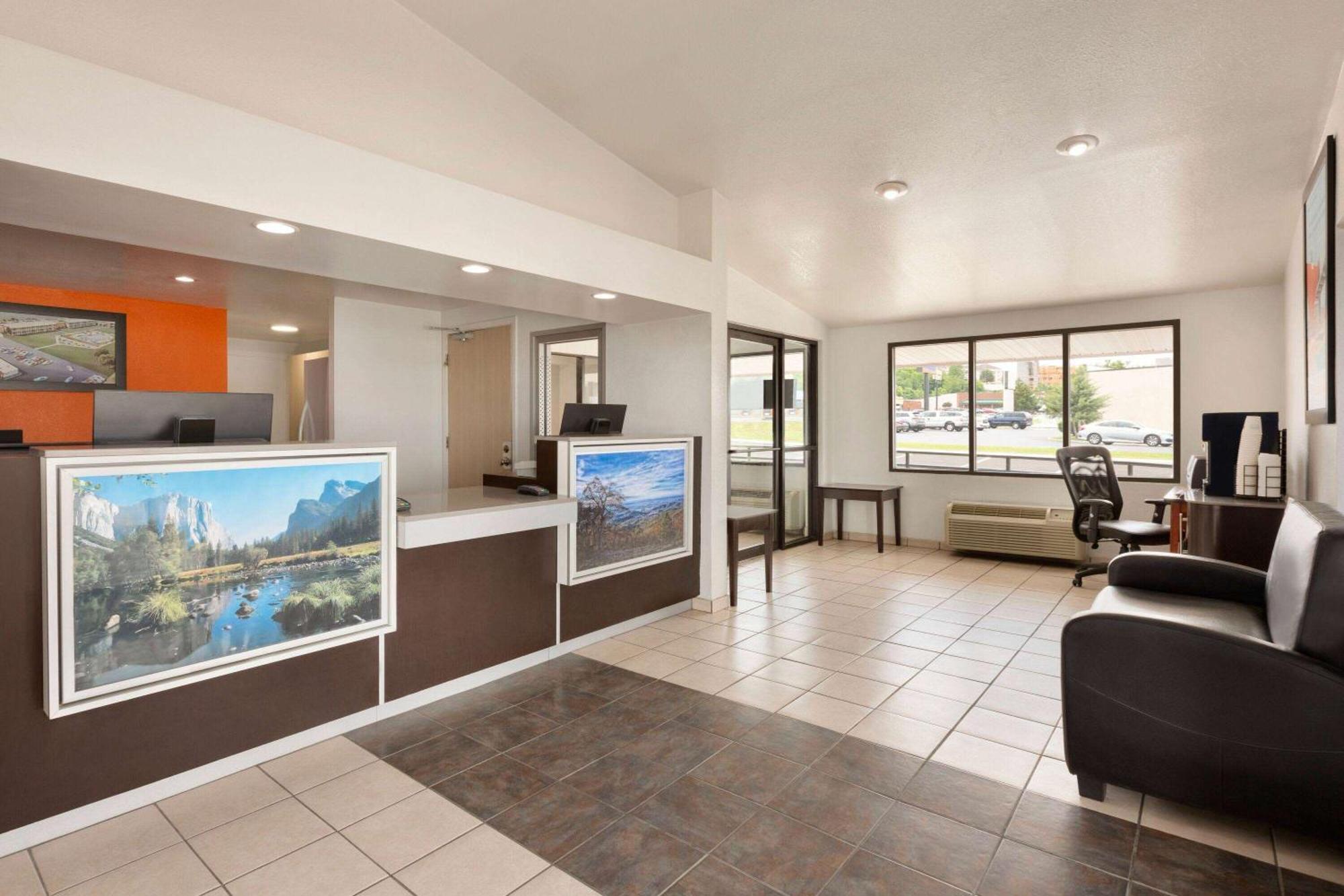 Howard Johnson by Wyndham Harrisonburg Exterior foto
